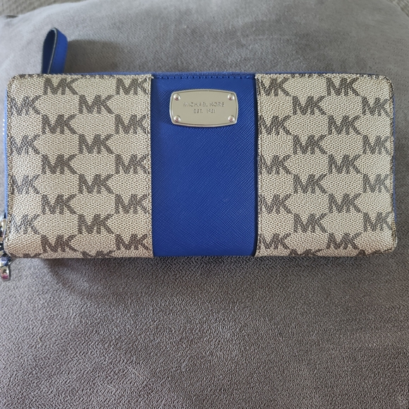 Michael Kors Blue and Cream Signature Wallet - Picture 1 of 12